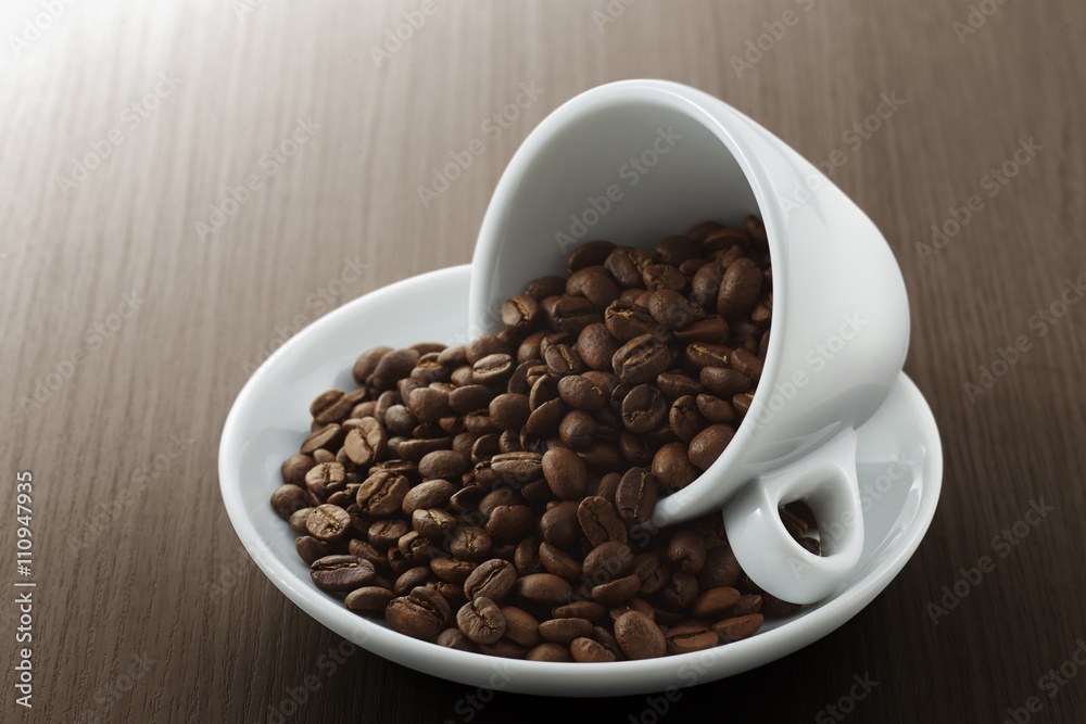 コーヒーカップと豆