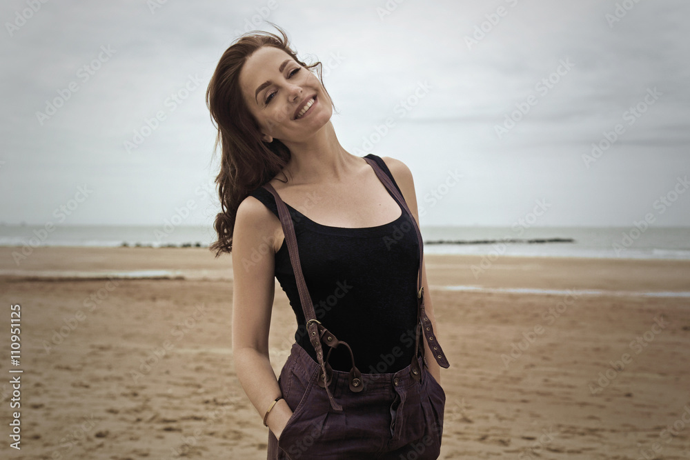 jolie femme brune en salopette à la plage style rétro vintage Stock Photo |  Adobe Stock