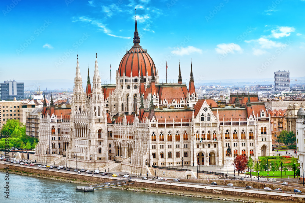Obraz premium Parlament Węgier w ciągu dnia. Budapeszt. Jeden z najpiękniejszych