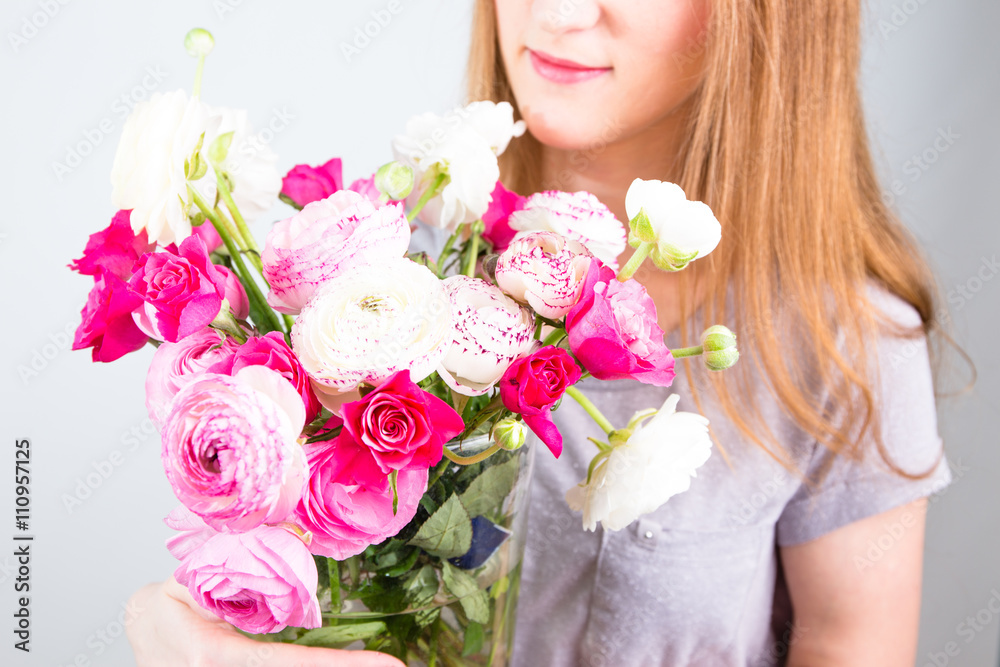 Junge Frau hält bunten Ranunkelt Blumenestrauß Junge Frau hält bunten Ranunkelt Blumenestrauß