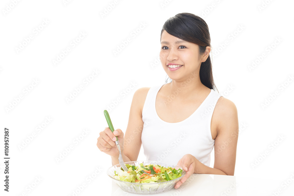 サラダを食べる女性 サラダを食べる女性