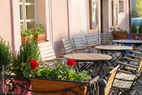 Fototapeta Naklejka Na Ścianę i Meble -  cozy outdoor cafe in early morning