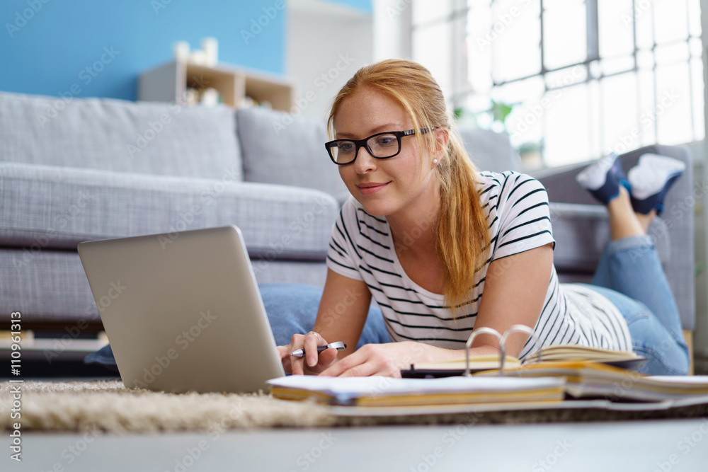 junge frau studiert online