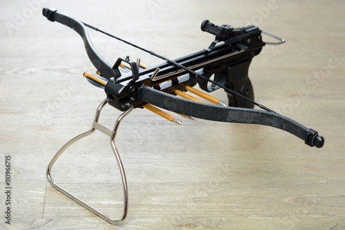 Tableau sur toile Armbrust als Bogenwaffe mit Pfeil oder Bolzen