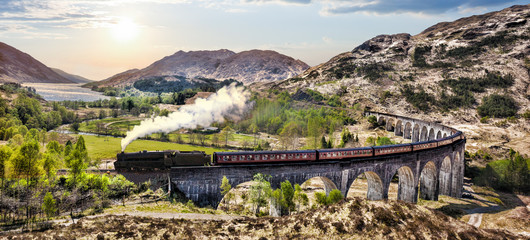 Fotobehang Trein Glenfinnan viaduct met Jacobite stoomtrein  © Tomas Marek