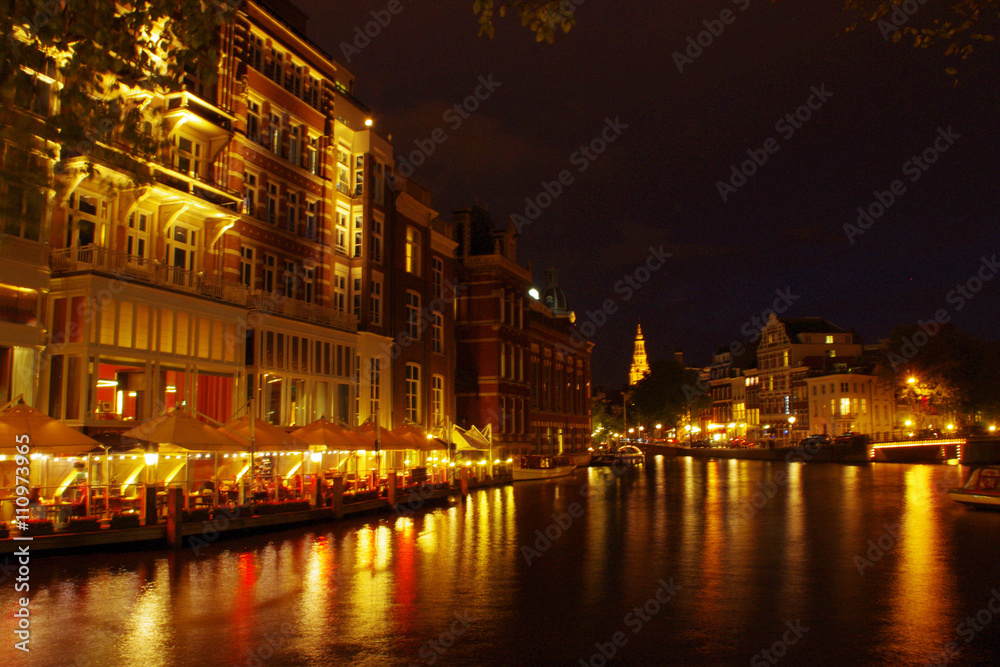 Obraz premium アムステルダムの夜景/運河にて