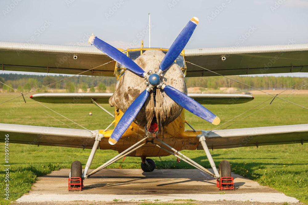 Fotografia do Stock Airplane with propeller. Vintage biplane. Front