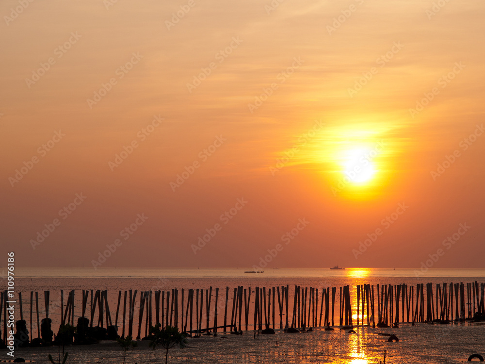 Obraz premium Sunset over the ocean