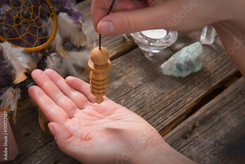 Behang Palm reading with pendulum