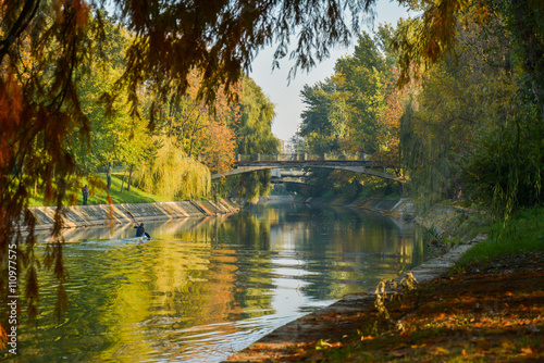 Fototapeta Naklejka Na Ścianę i Meble -  Timisoara parks and Bega River in the autumn