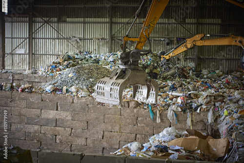 Mechanical grabber sorting out waste in depot