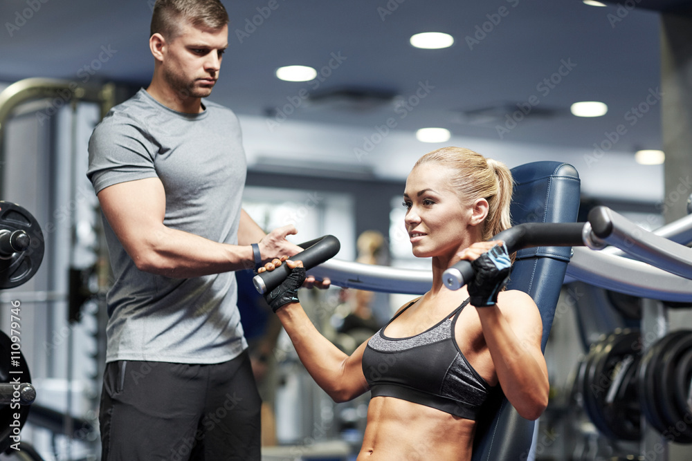 Φωτογραφία man and woman flexing muscles on gym machine