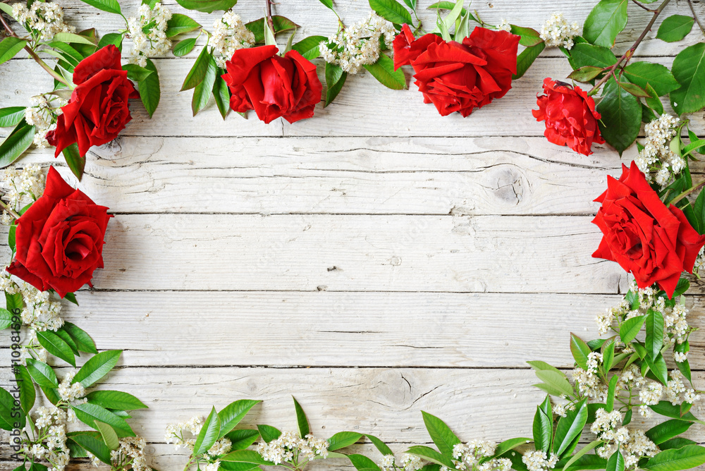 cornice rose rosse su legno vecchio bianco Stock-Foto | Adobe Stock