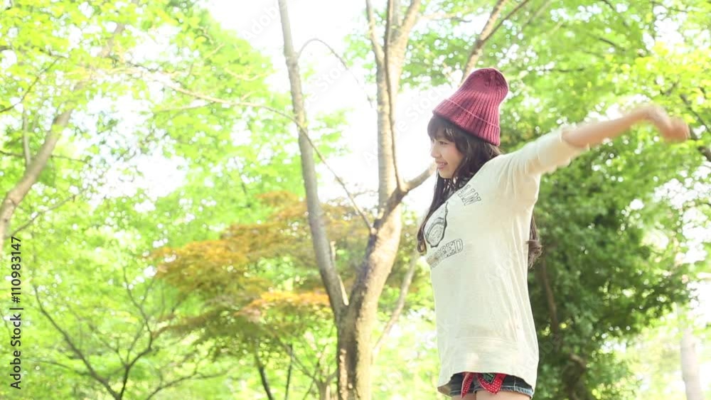森で深呼吸する少女 森で深呼吸する少女