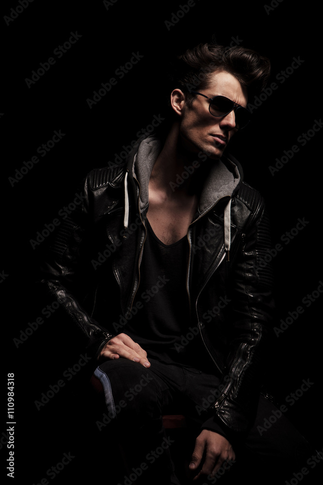 Fototapeta premium side view of dramatic young man in leather jacket