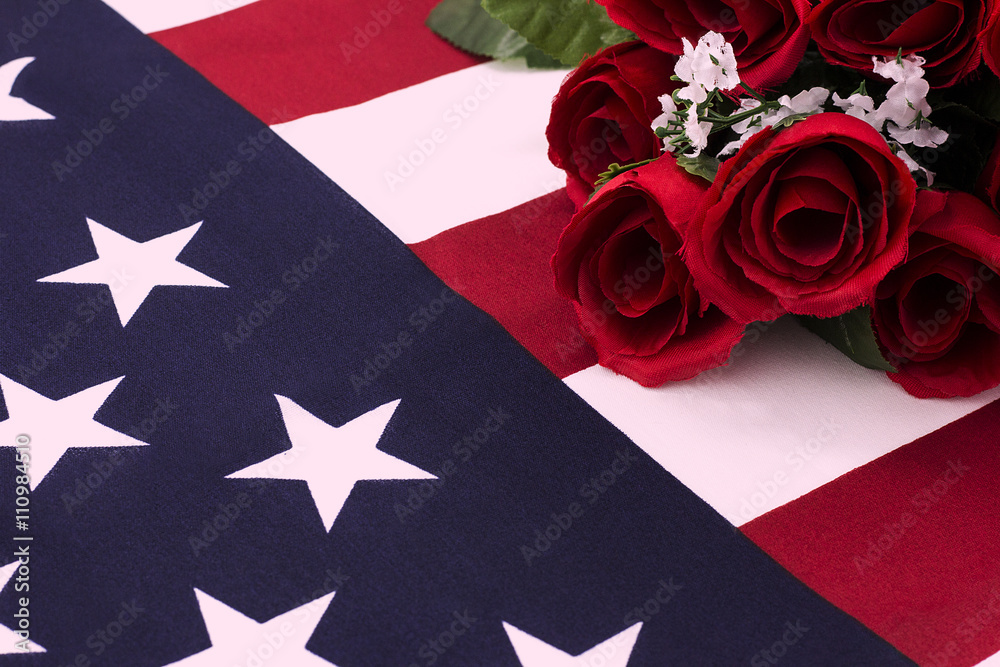 Naklejka premium Bouquet of roses on American flag - close up
