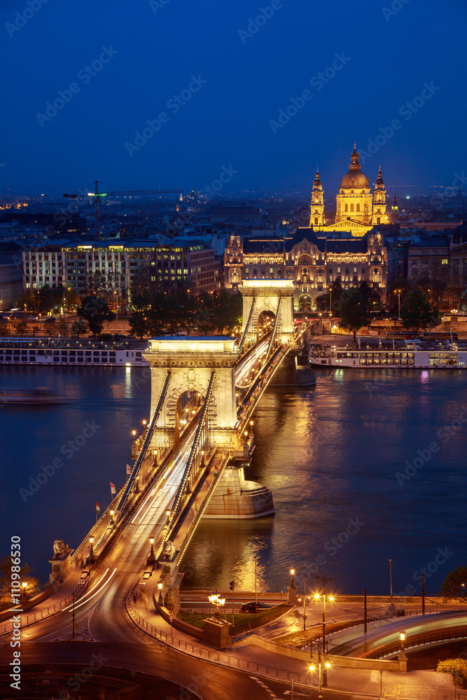 Fototapeta premium Cain Bridge illuminated at night, Budapest Hungary.