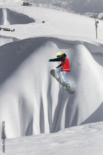 Obraz na plátně Snowboard jezdec skákat na horách