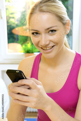 Frau tippt auf Smartphone Free Download Frau tippt auf Smartphone - GFXLoad