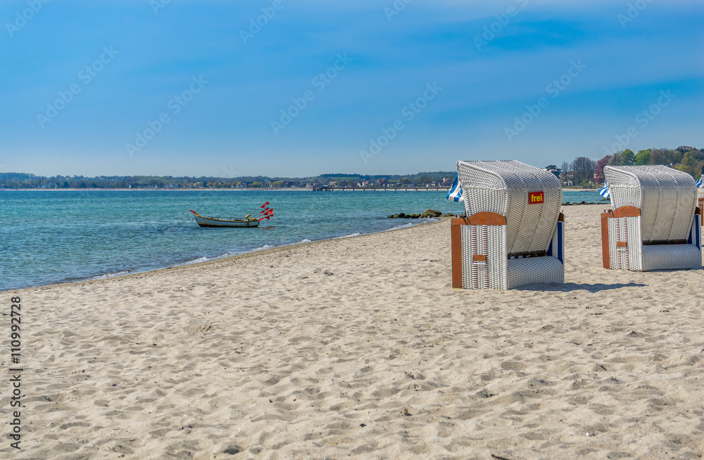 Obraz premium weißer Strand mit Strandkorb frei