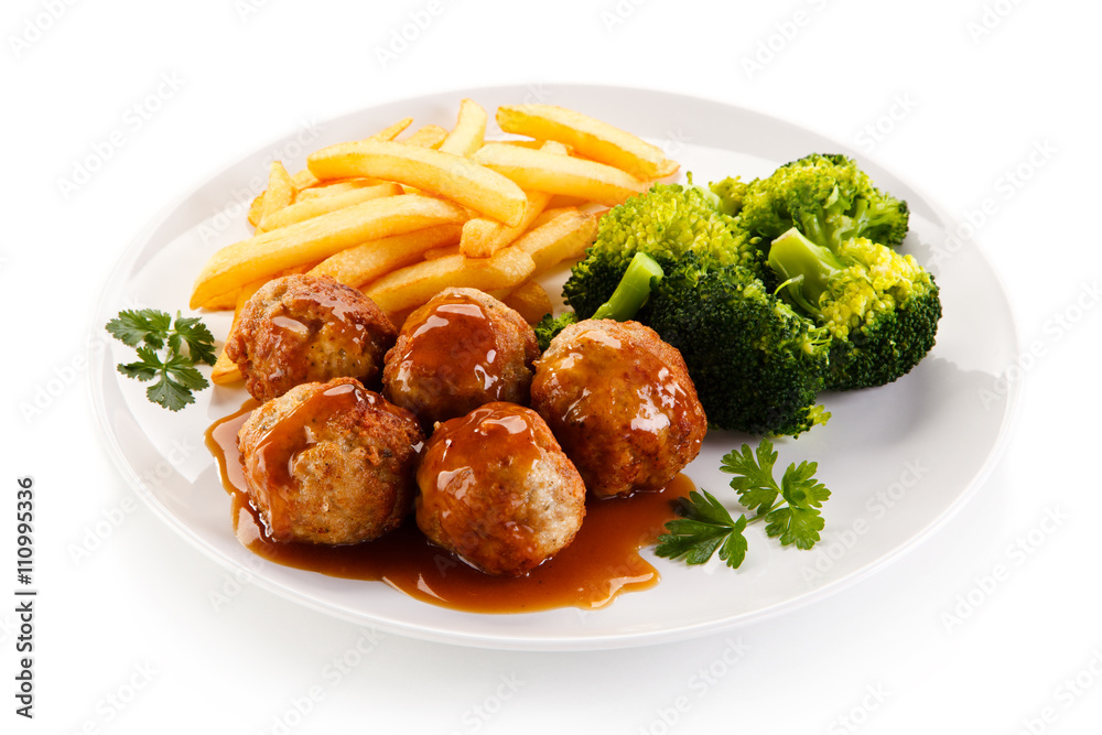 Roasted meatballs, chips and vegetables Roasted meatballs, chips and vegetables