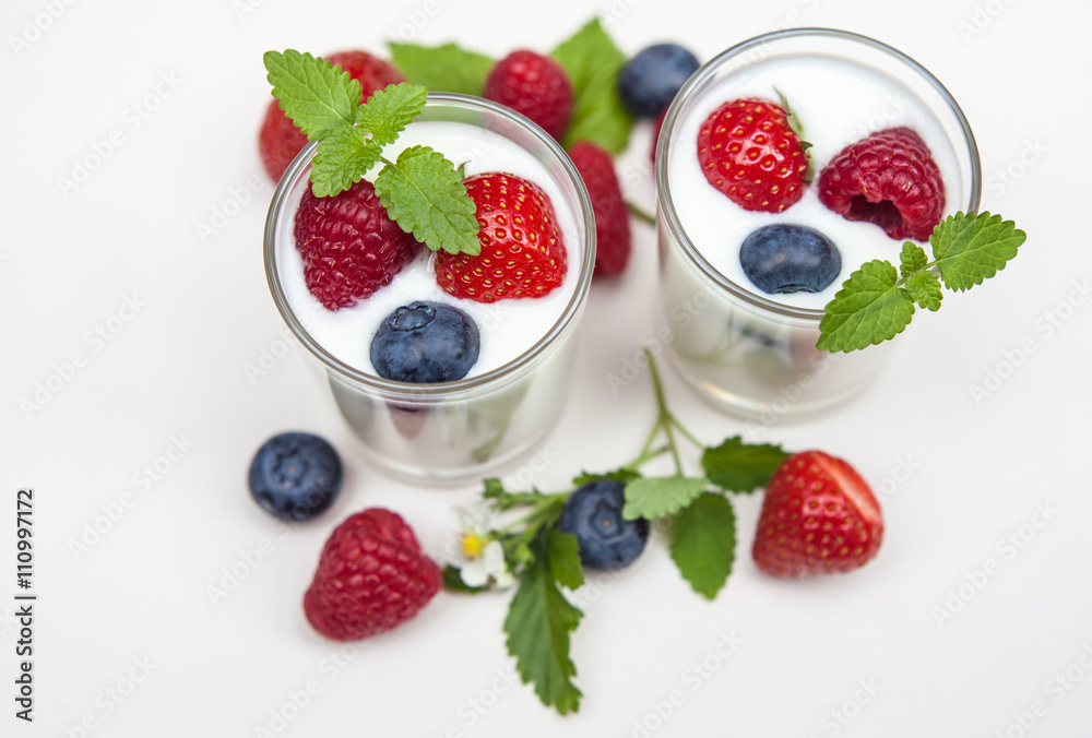 Naturjogurt  mit Frische Beeren  Freigestellt auf Weißen Hintergrund im Tageslicht
