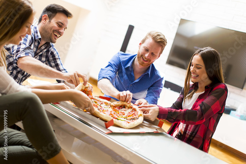 Friends eating pizza