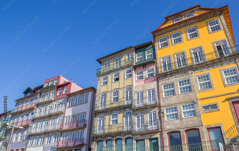 Fototapeta premium Colorful houses at the Ribeira in Porto