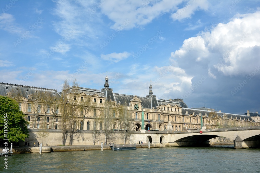 Le Louvre vu depuis la Seine à Paris