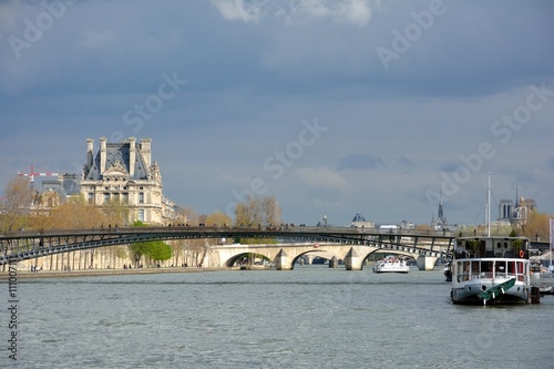 Les quais et la passerelle Léopold-Sédar Senghor depuis la Seine à Paris photo