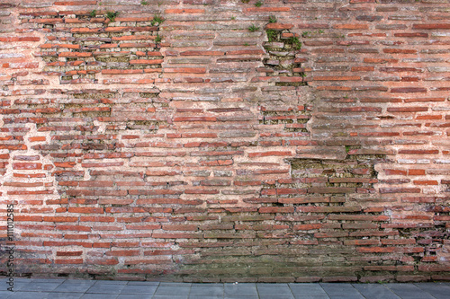 Hintergrund rote Backsteinwand mit Fehlstellen photo