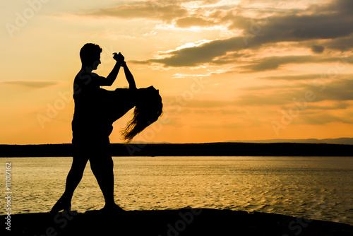 Fotografie, Obraz Pár tanec u moře při západu slunce