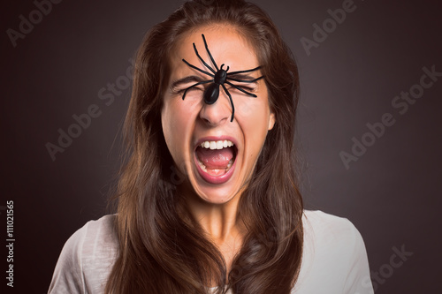Frau mit Spinne im Gesicht