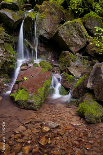 Водопад с замшелыми камнями.