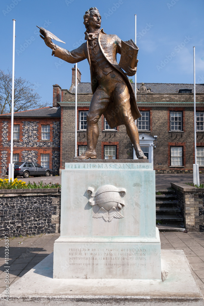 Fototapeta premium Statue of Thomas Paine