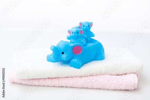 お風呂のおもちゃのぞうとタオル © BlueBeans