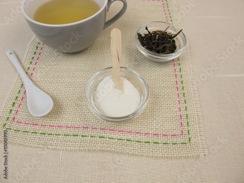 Grüner Tee mit Gelatine und Fruchtzucker