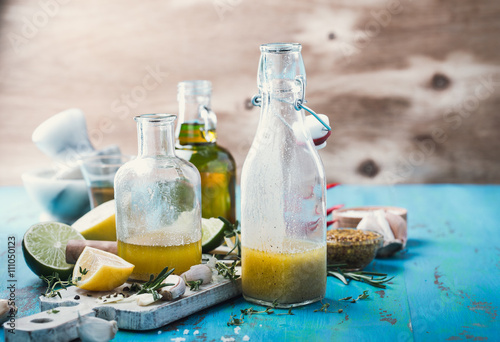 Foto Vinaigrette and ingredients, salad dressing with oil, vinegar