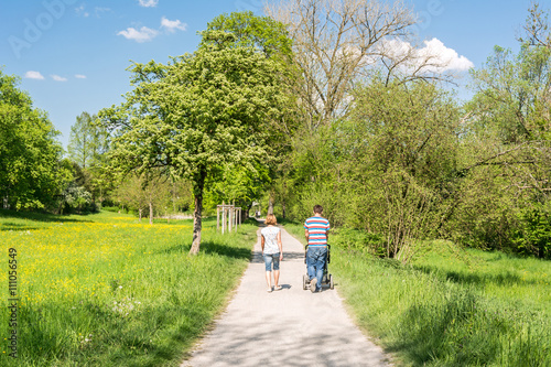Familie Spaziergang im Park im Frühling