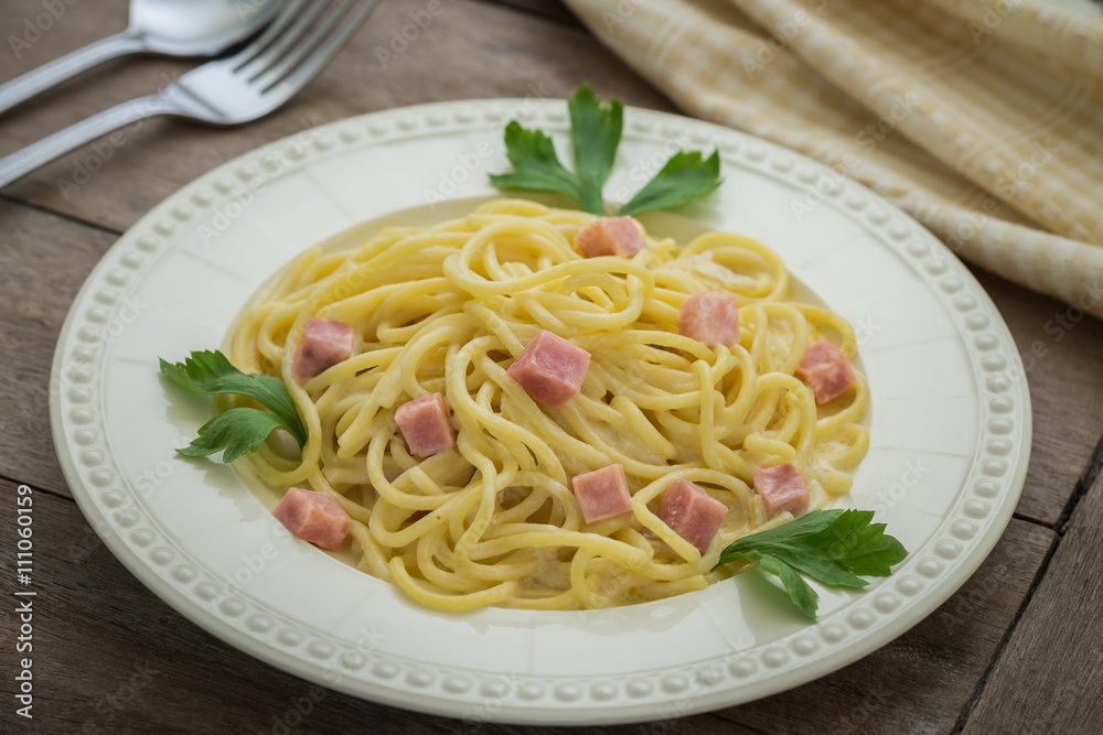 Spaghetti carbonara with ham on plate