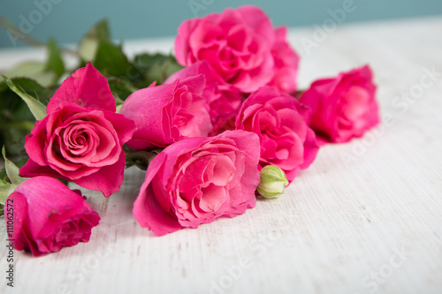 Rosen Blumenstrauß auf einem Holztisch 