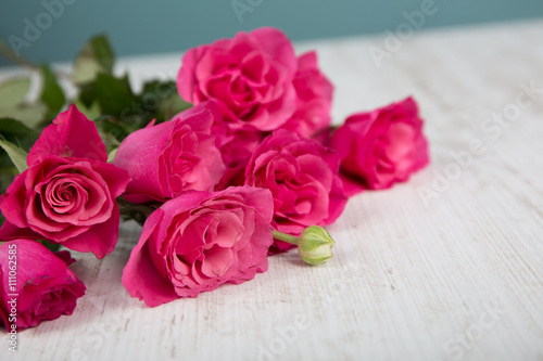 Rosen Blumenstrau   auf einem Holztisch  