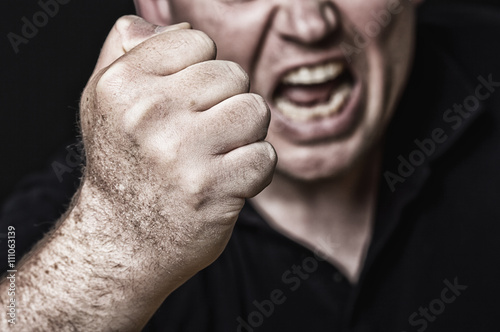 Foto aggressives Drohen Kopf seitlich