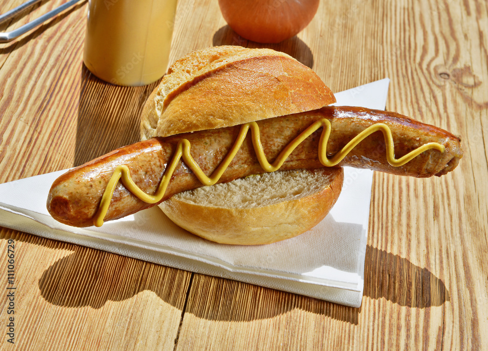 Bratwurst im Brötchen foto de Stock | Adobe Stock