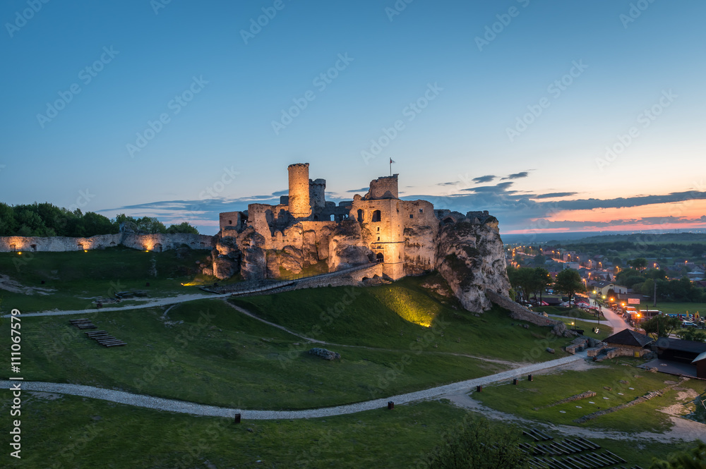 Castle, Ogrodzieniec fortifications, Poland. - obrazy, fototapety, plakaty 