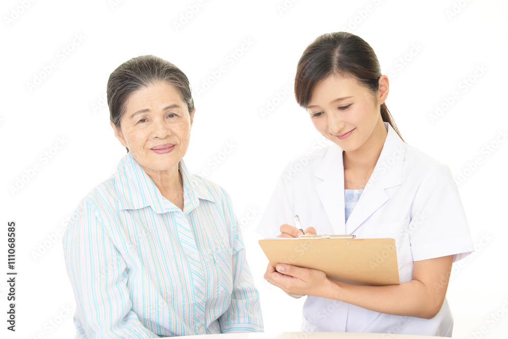 笑顔の高齢者と女医 笑顔の高齢者と女医