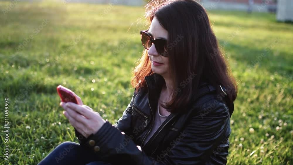 mujer viendo fotos en el telefono movil