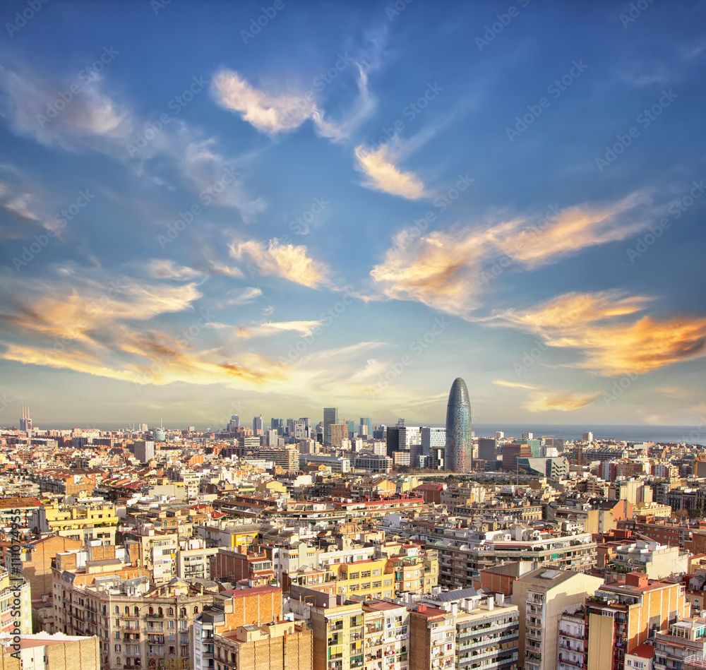 Naklejka premium Piękny krajobraz centrum Barcelony. Tło podróży i biznesu