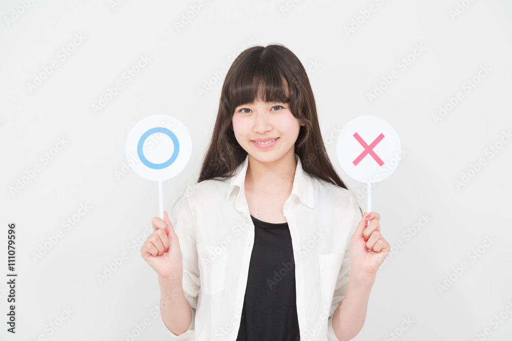 判定する女性 判定する女性