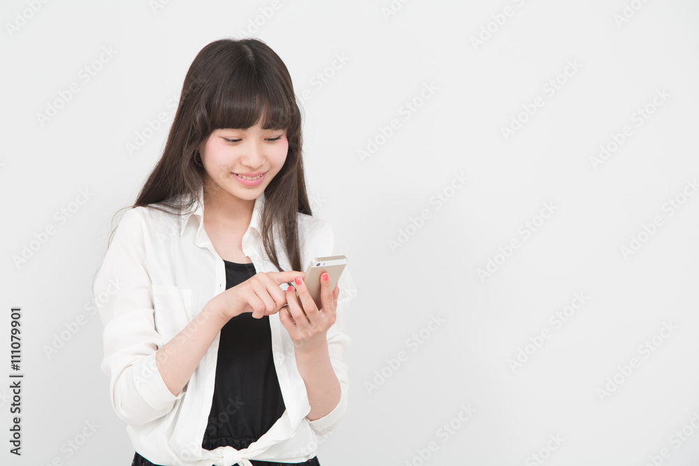 スマートフォンを使う女性 スマートフォンを使う女性